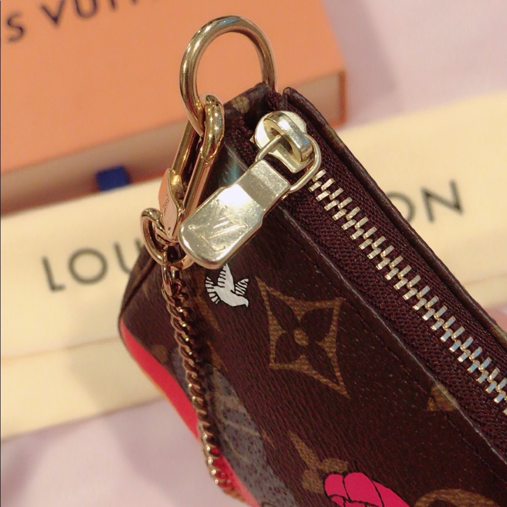 LOUIS VUITTON Monogram Mini Pochette Accessories - Picture 4 of 6